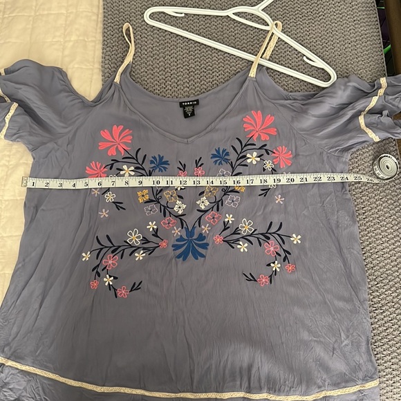 Torrid cold shoulder blouse - Picture 4 of 4